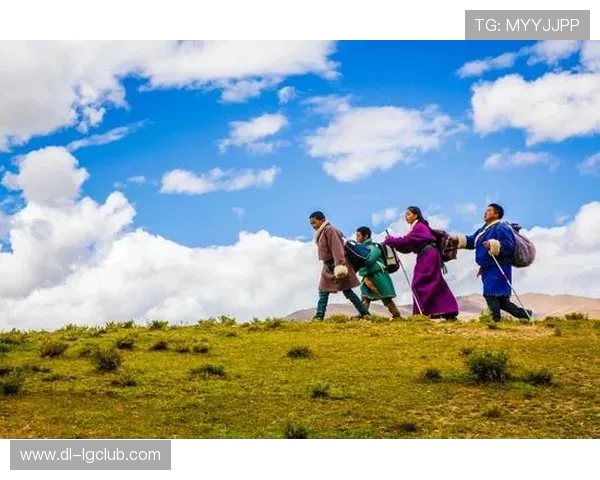 在花海中追逐梦想的绿茵少年演绎青春与自然的绚丽交融