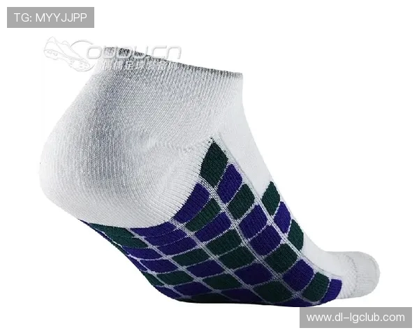 耐克裁判足球袜专业设计提升舒适性与耐用性适合各种比赛场合